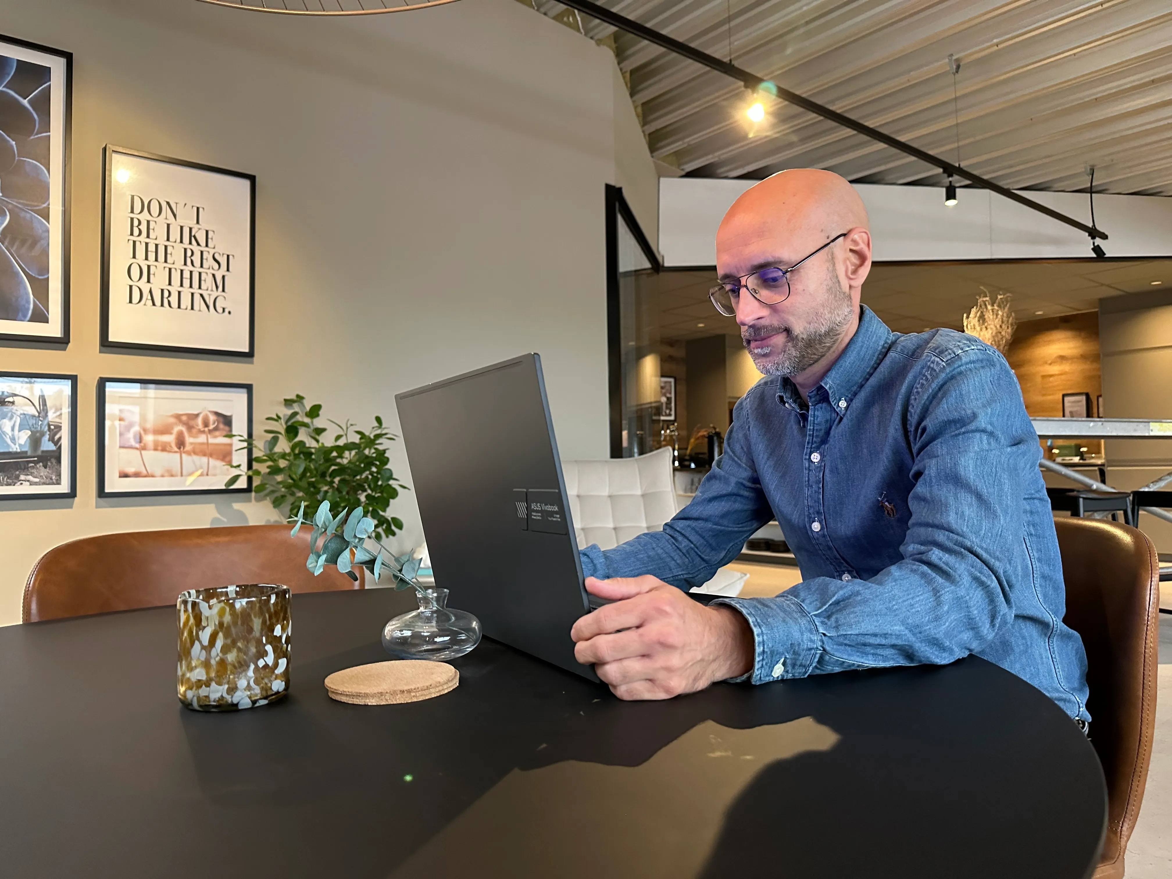 Henrik Meijer sitter och arbetar, på meijer redovisning.